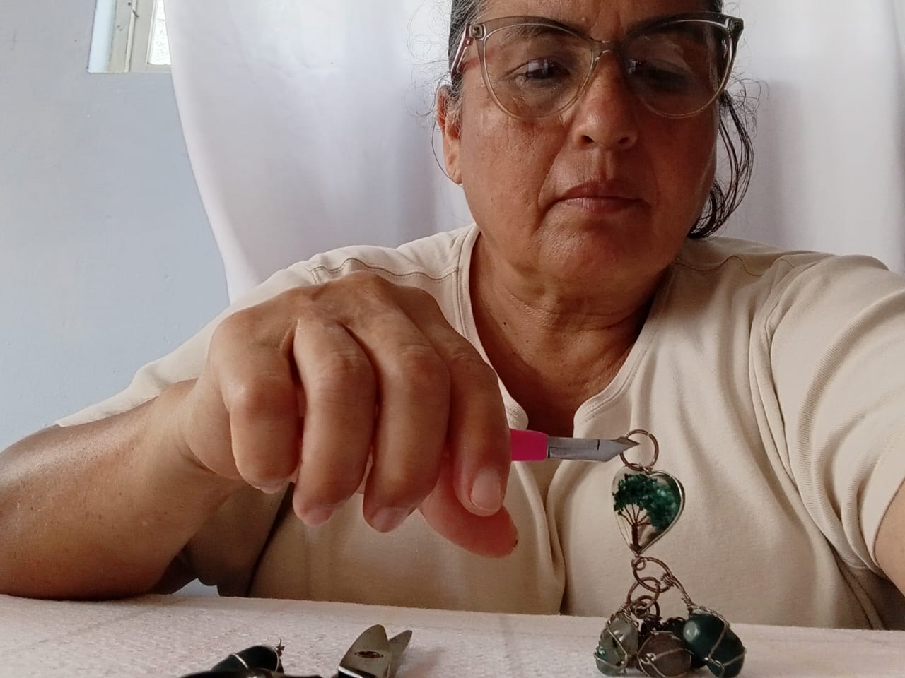 Moncerate Magdalena García Zambrano working at her resin worktable on Santa Cruz Island, Galápagos